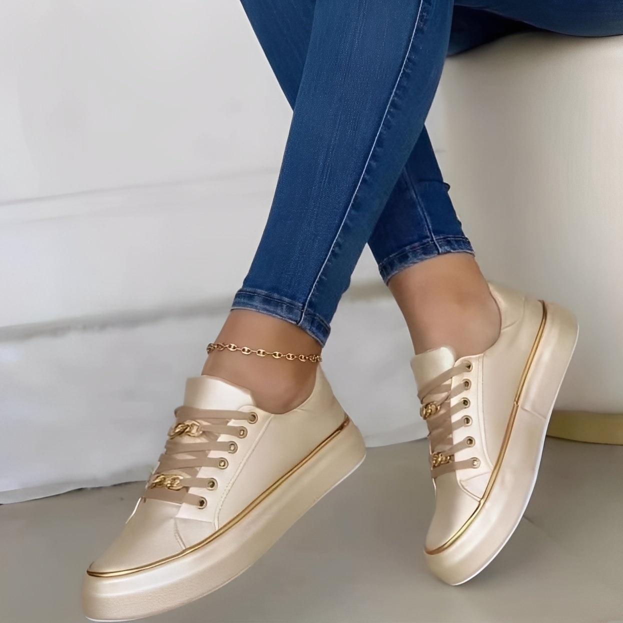 Deziree - Trendige Damenschuhe mit dicker Sohle und Ketten