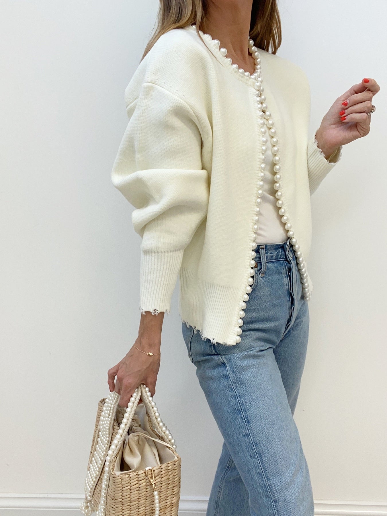 Vivien – Strickjacke mit Perlenverzierung und Fransenabschluss
