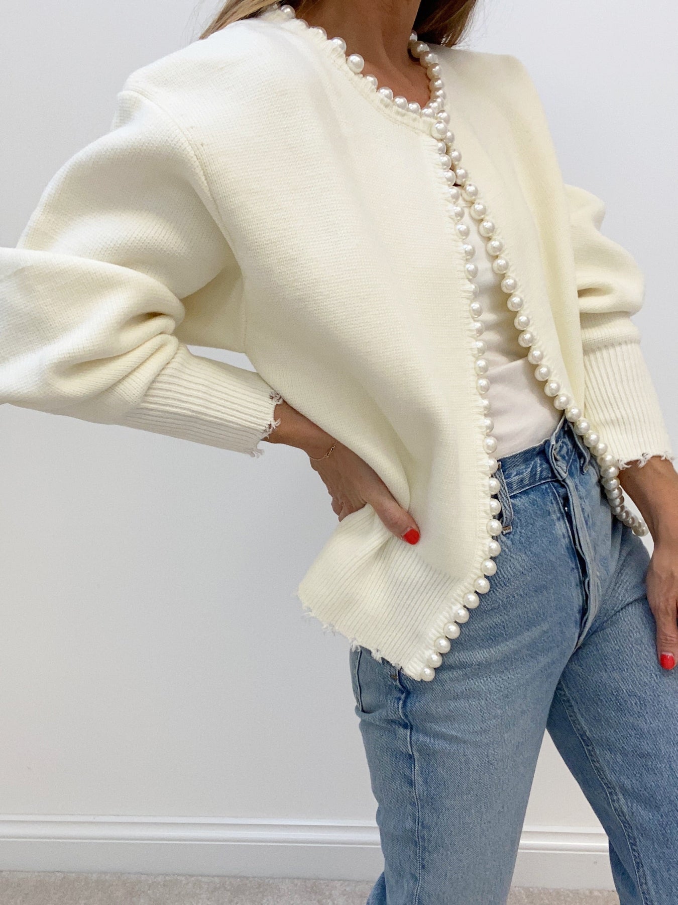 Vivien – Strickjacke mit Perlenverzierung und Fransenabschluss
