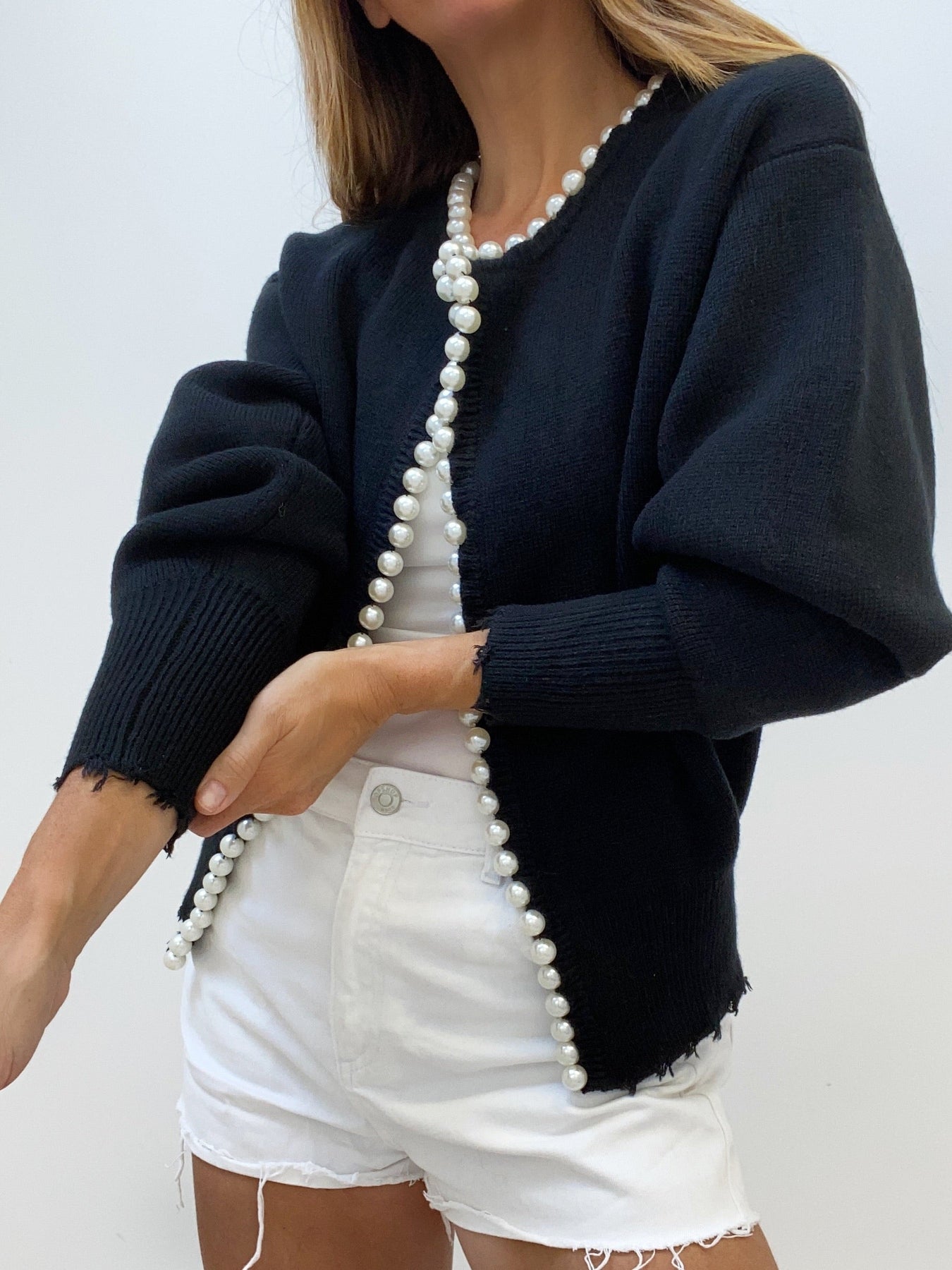 Vivien – Strickjacke mit Perlenverzierung und Fransenabschluss