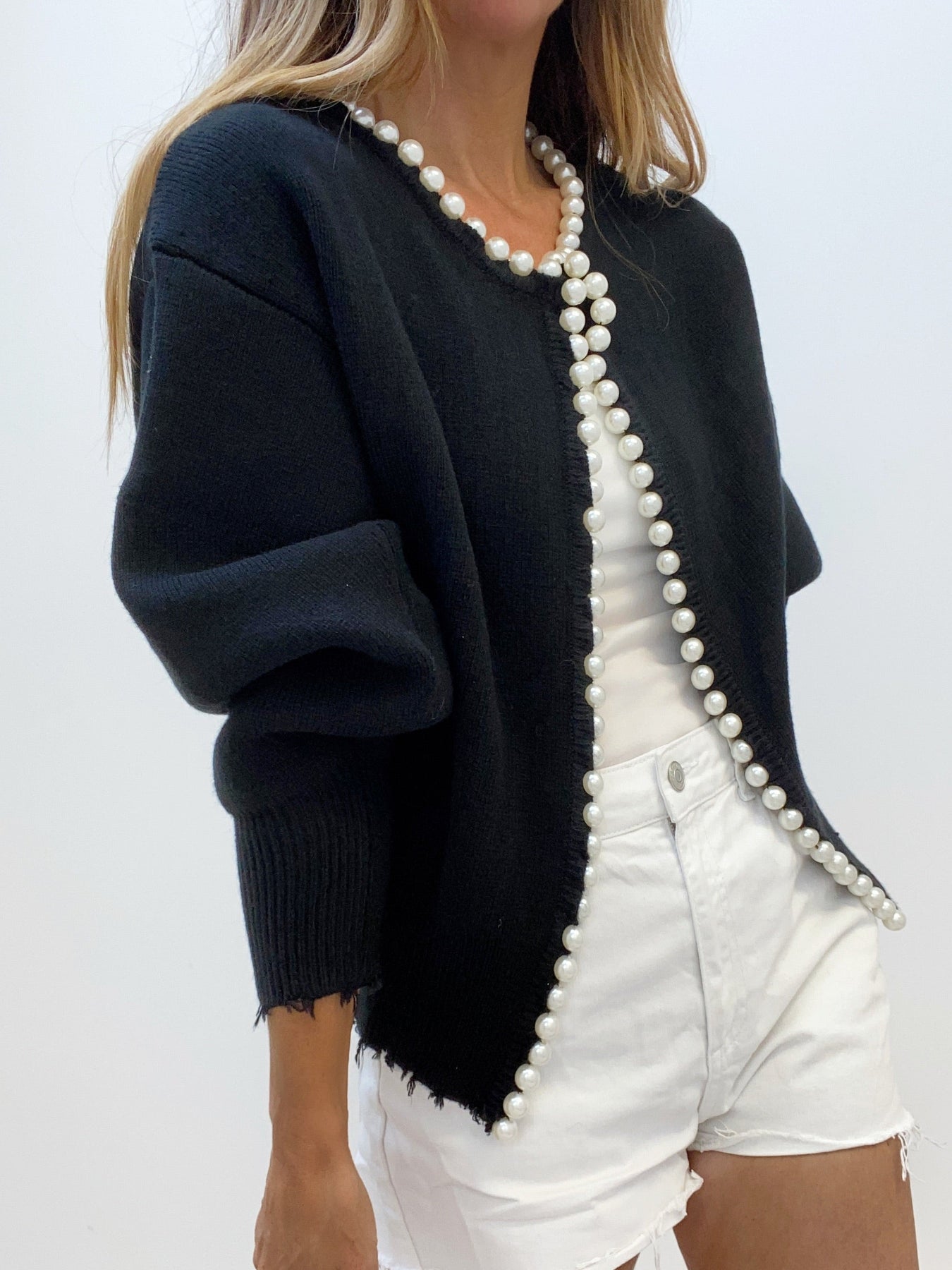 Vivien – Strickjacke mit Perlenverzierung und Fransenabschluss