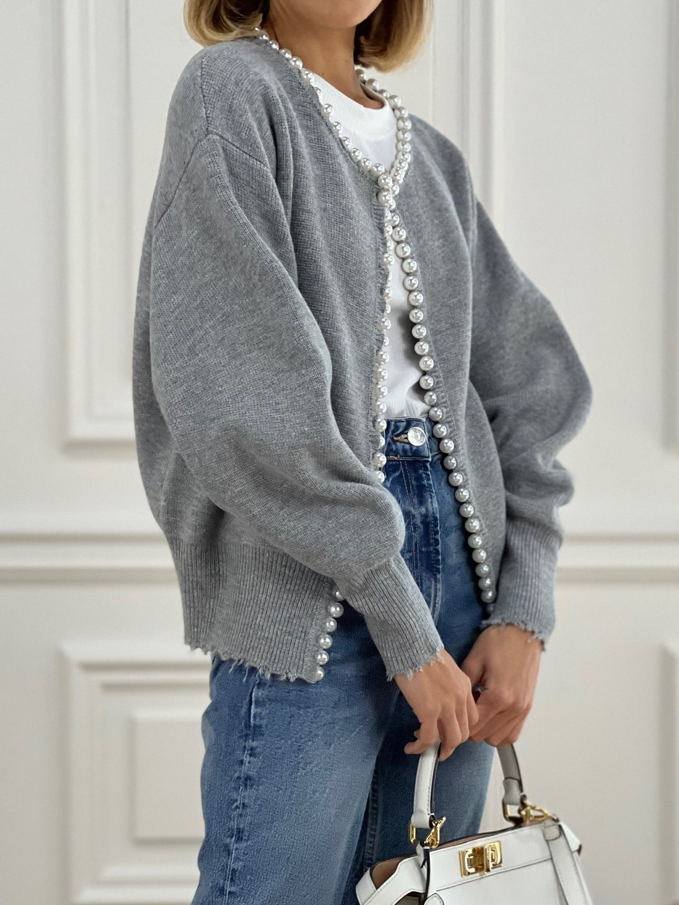 Vivien – Strickjacke mit Perlenverzierung und Fransenabschluss