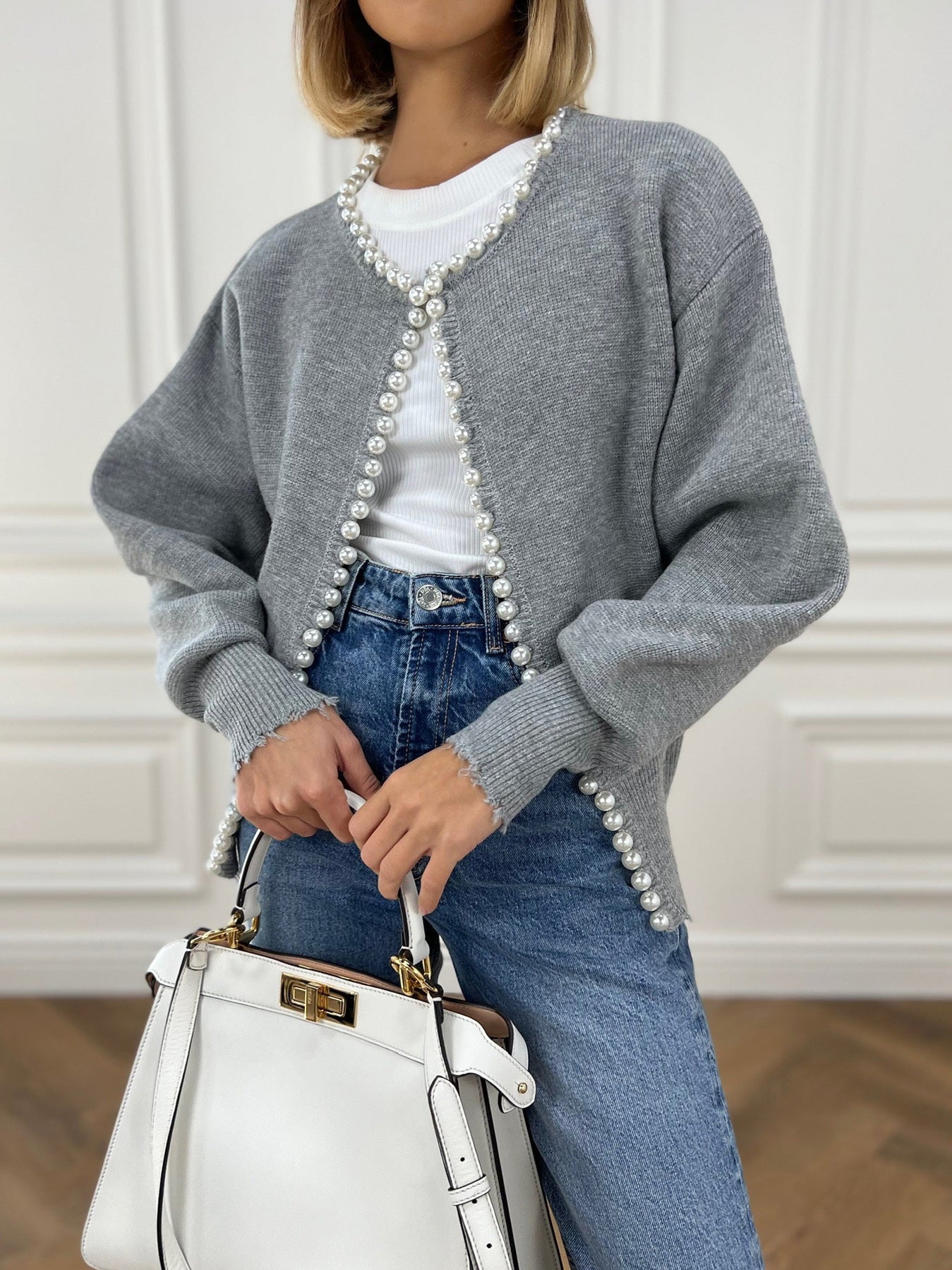 Vivien – Strickjacke mit Perlenverzierung und Fransenabschluss