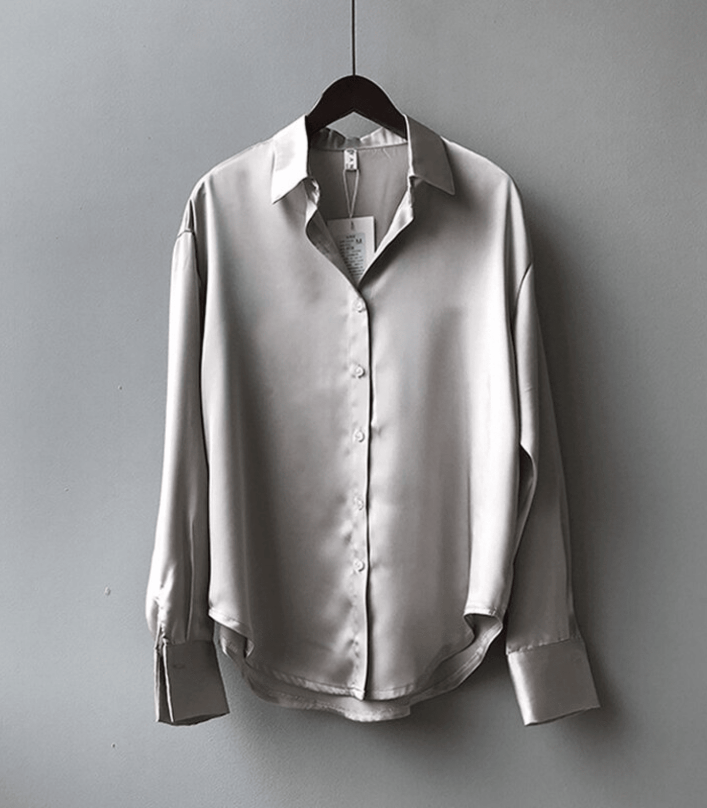 Magnolia – Satinbluse mit Knöpfen
