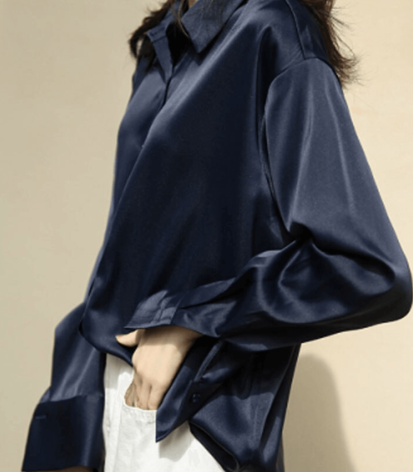 Magnolia – Satinbluse mit Knöpfen