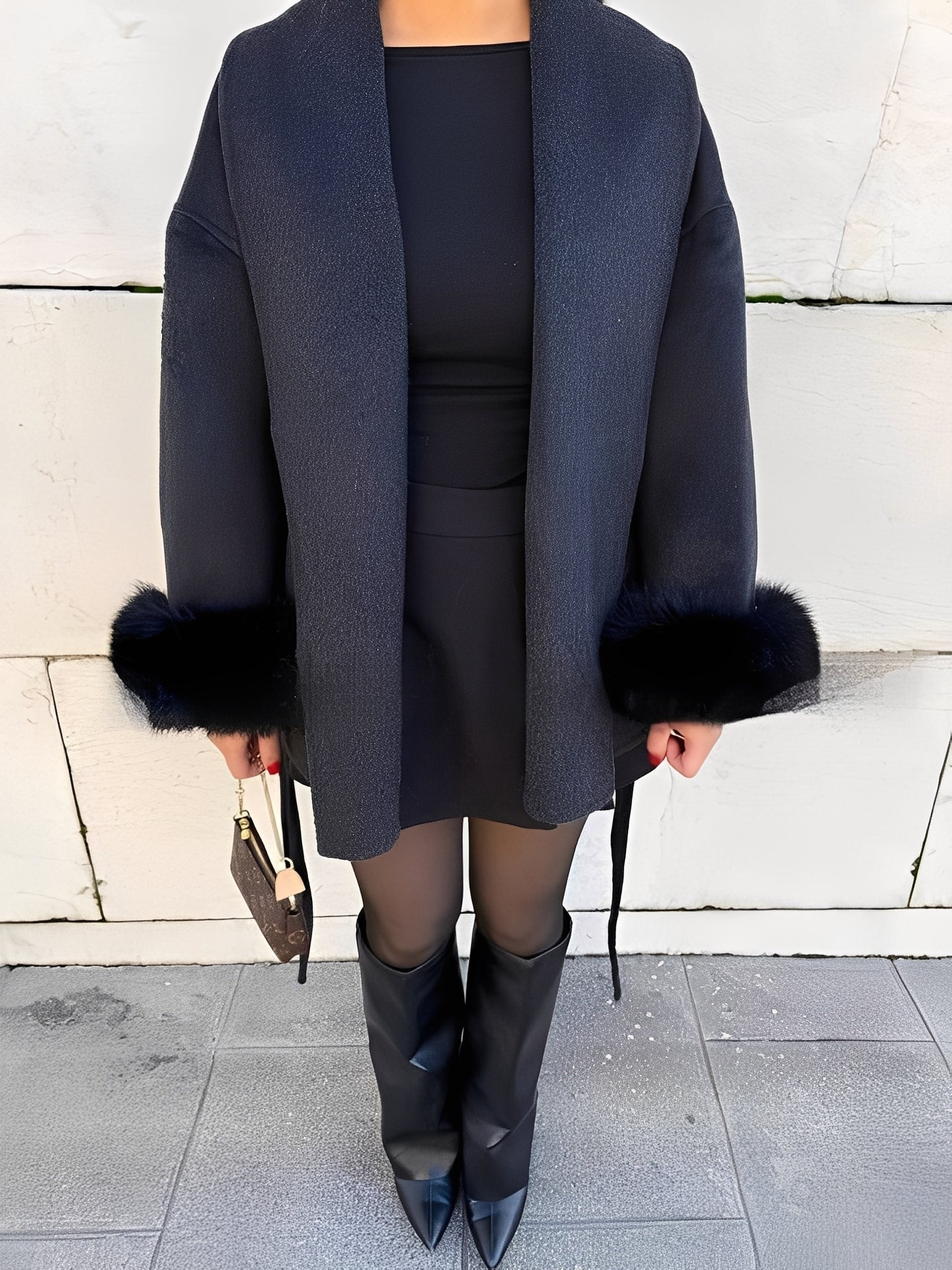 Armani - Stilvoller Damenmantel mit luxuriöser Pelzverzierung