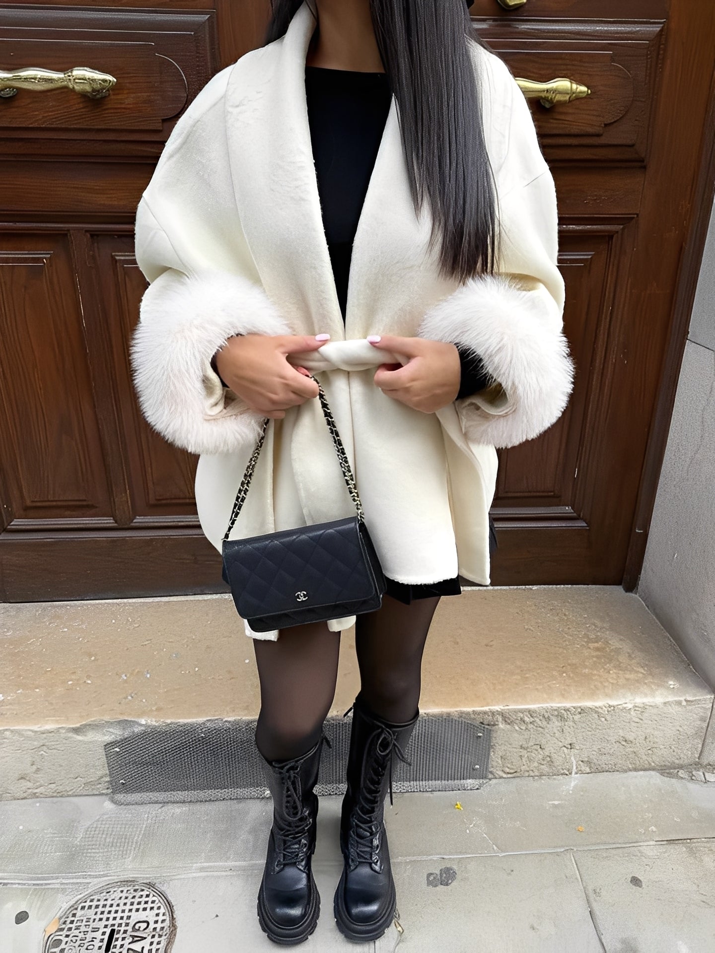 Armani - Stilvoller Damenmantel mit luxuriöser Pelzverzierung