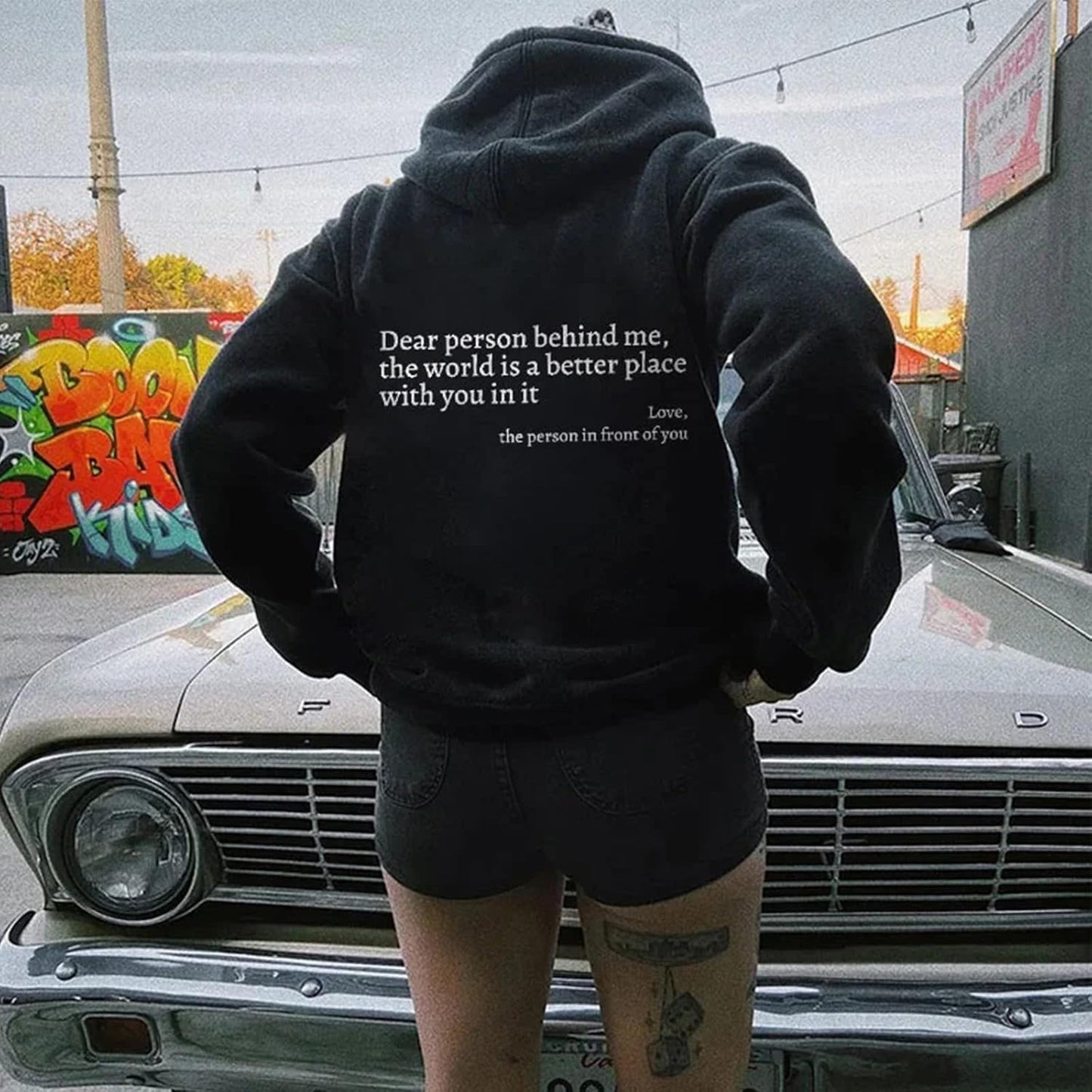 Liebe Person – Hoodie mit Statement-Rückenaufdruck