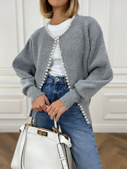 Vivien – Strickjacke mit Perlenverzierung und Fransenabschluss