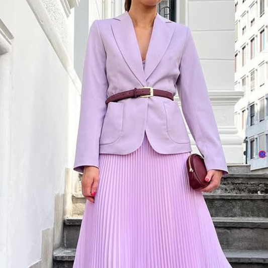 Eleganter Lavendelblazer mit Gürtel