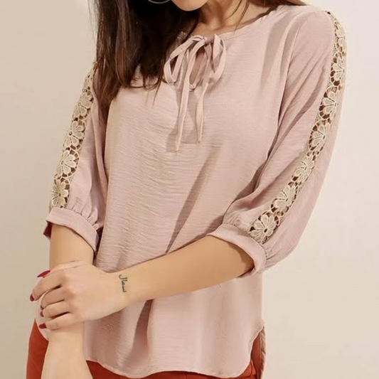 Bluse mit Spitzenbesatz