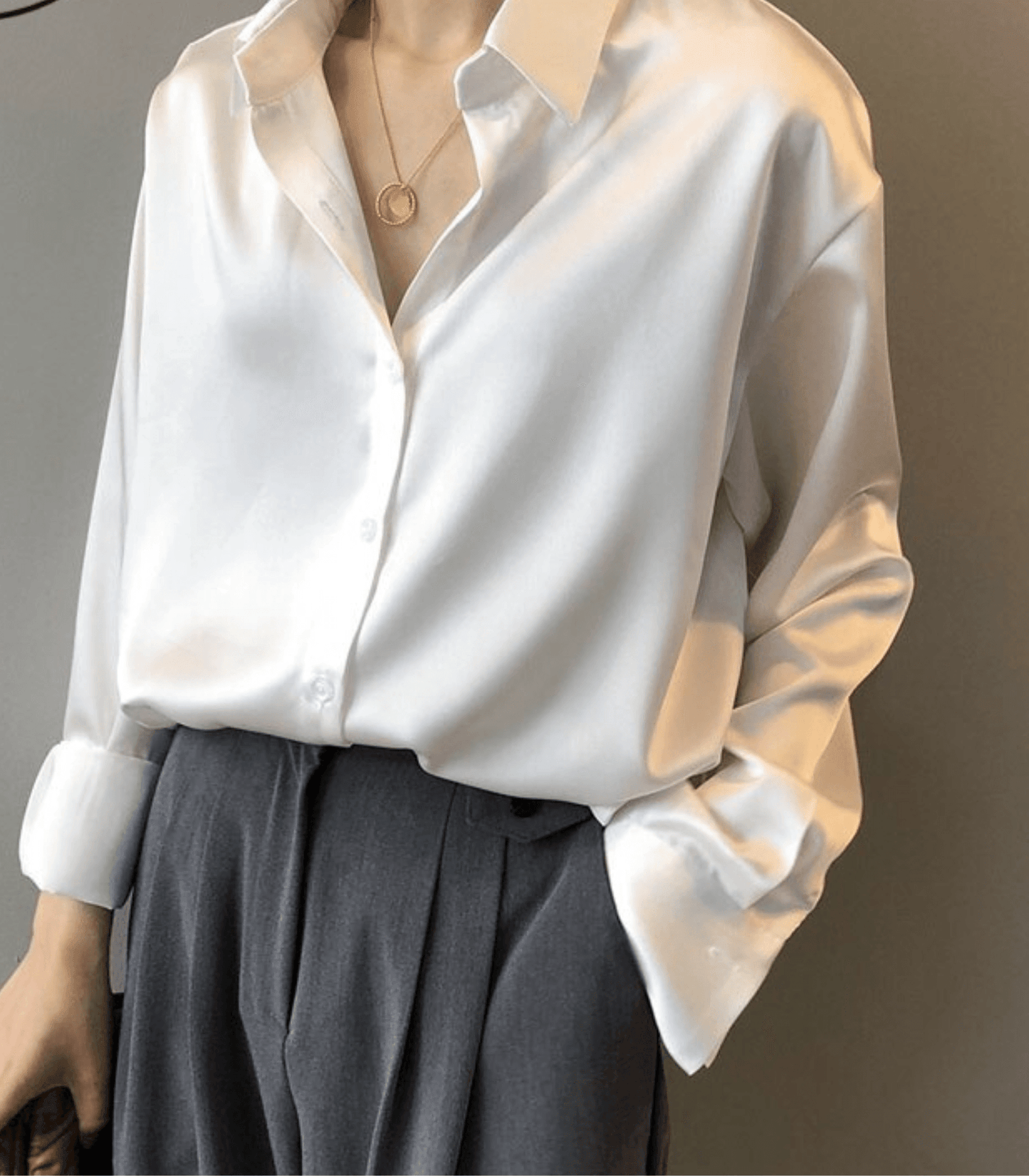 Magnolia – Satinbluse mit Knöpfen