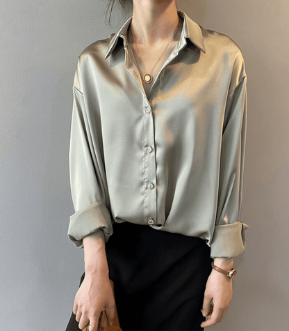 Magnolia – Satinbluse mit Knöpfen
