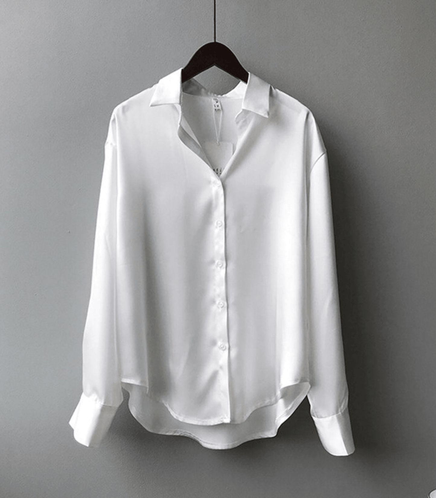 Magnolia – Satinbluse mit Knöpfen