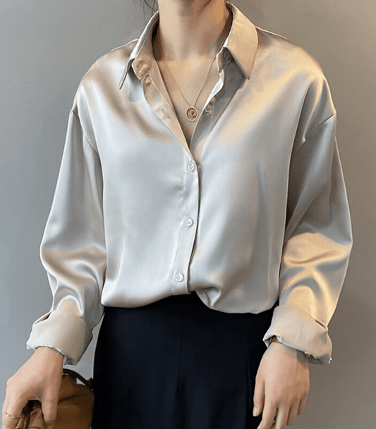 Magnolia – Satinbluse mit Knöpfen